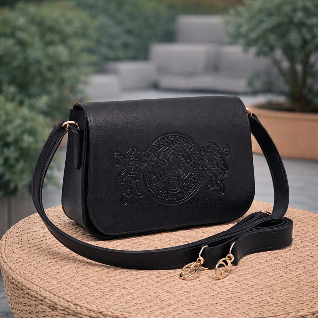 Bolsa Feminina Tiracolo em Couro Sintético com Alça Ajustável e Detalhe Frontal