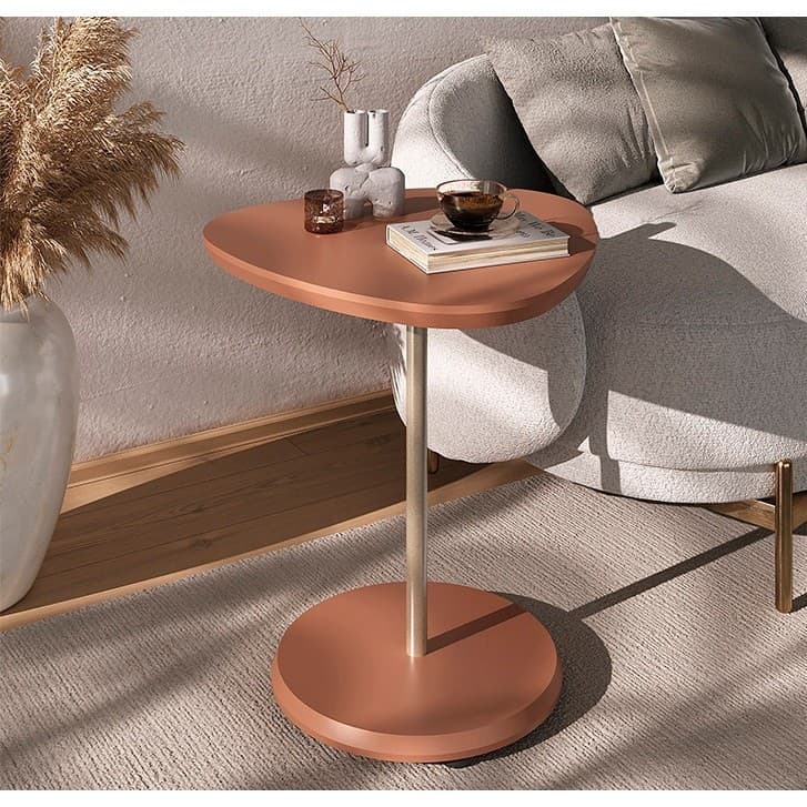 Mesa de Apoio Bel Cores Elegantes Pé de Metal Dourado Formato de triângulo arredondado design único, Artely