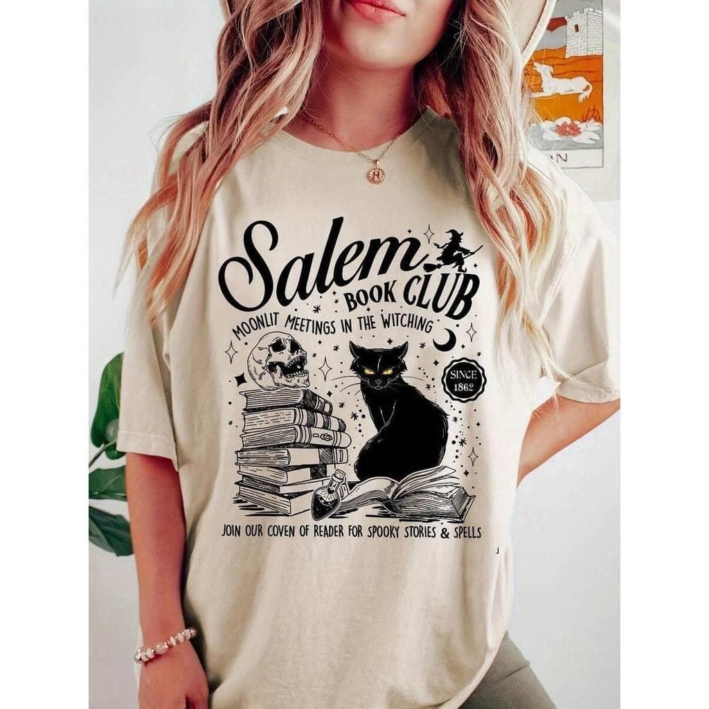 Camiseta Unissex  Halloween 2025 Dia das Bruxas Salem book club gato preto
