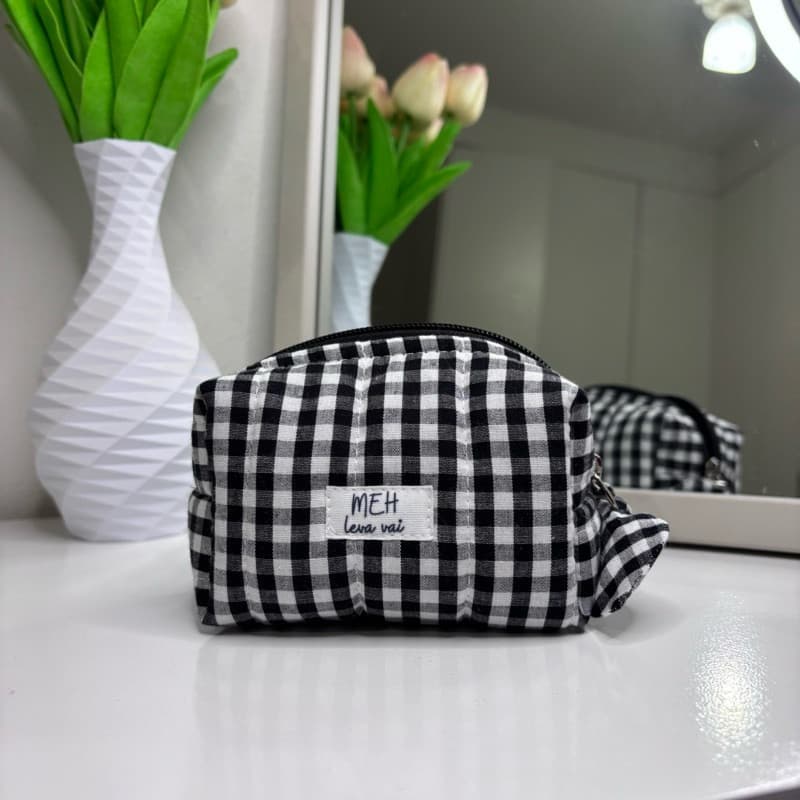 Item essencial com padrão de grade preta e zíper preto TP2C S8OV