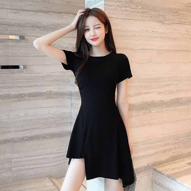 Primavera outono 2026 Popular estilo Hepburn pequeno vestido preto pessoas pequenas fino-ajuste mais magro olhar Irregul