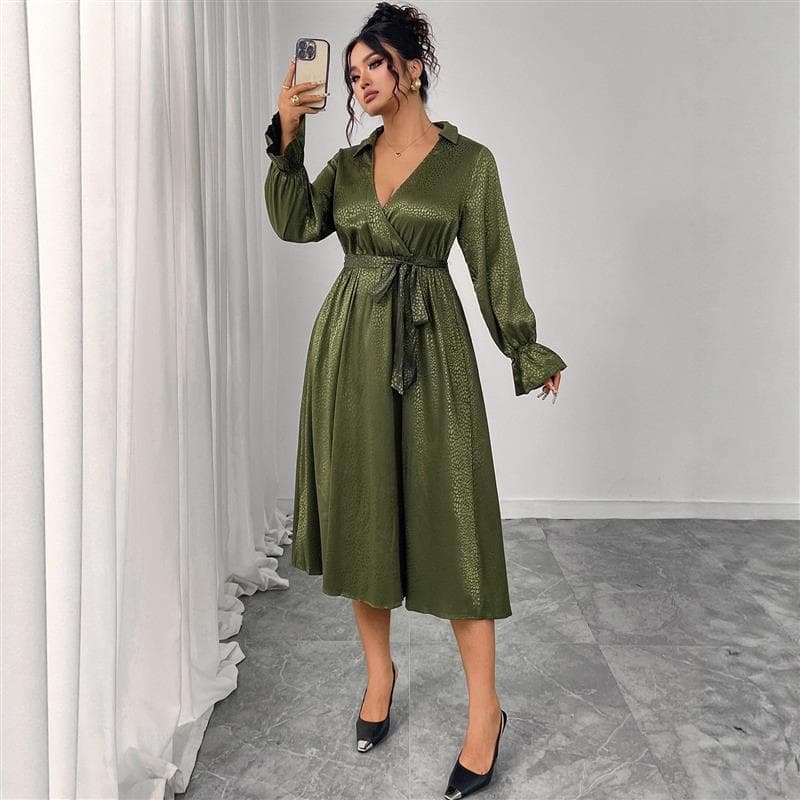 Vestido Feminino Cintura Alta Com Decote Em V E Cinto Evasê