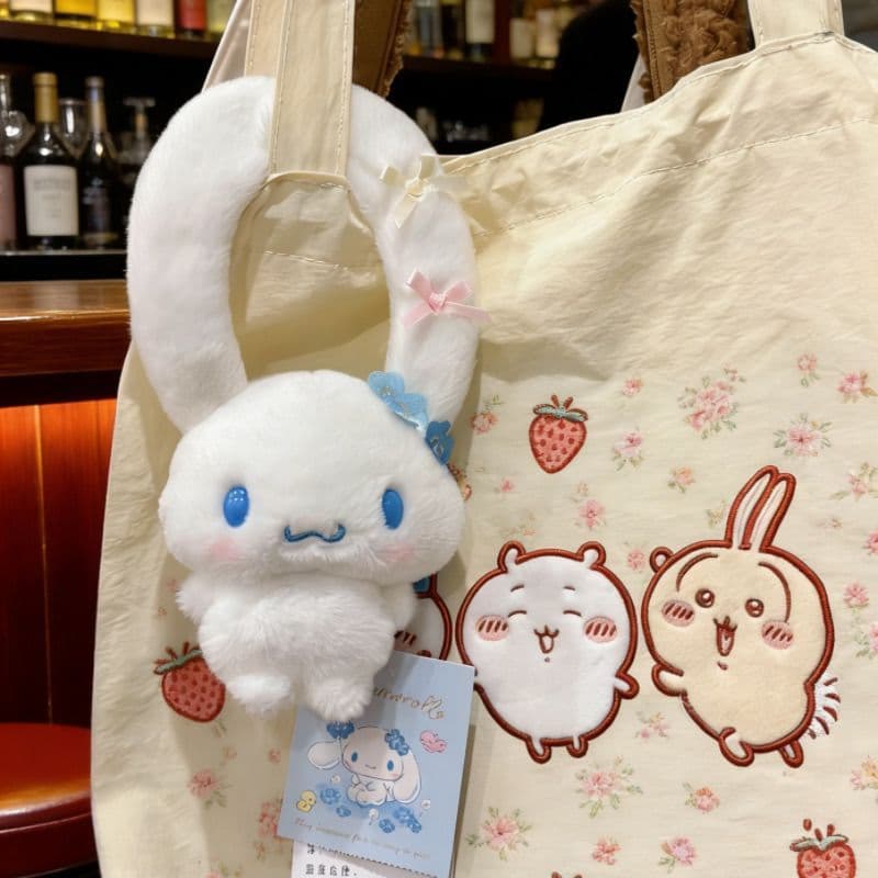 Orelha voadora grande orelha cão Sanrio orelha grande cão canela aniversário trevo de pelúcia voando orelha pingente bon