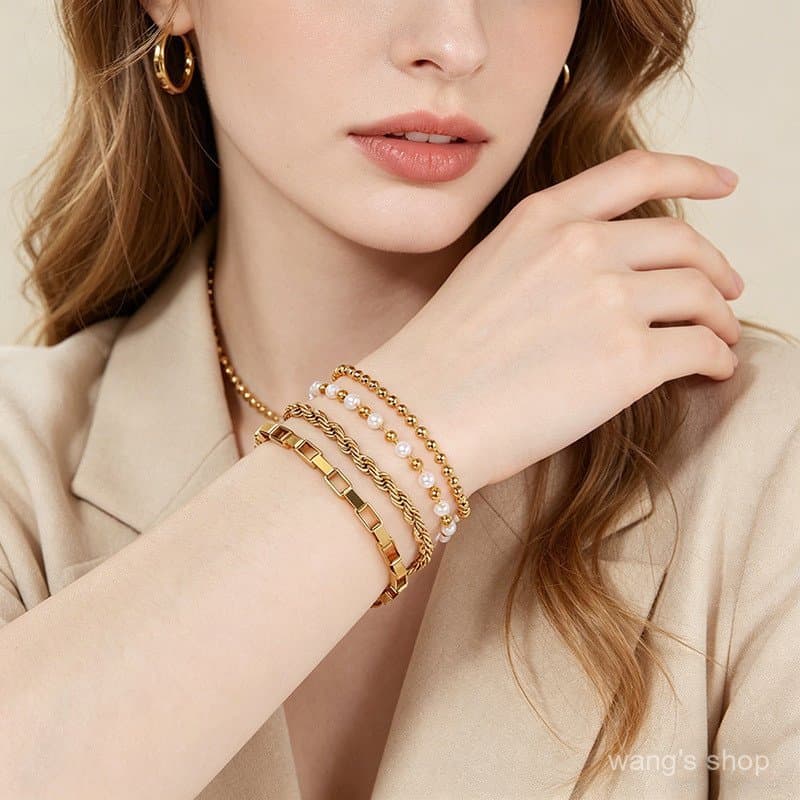 Pulseira minimalista de aço titânio, joia de aço inoxidável banhada a ouro 18K.