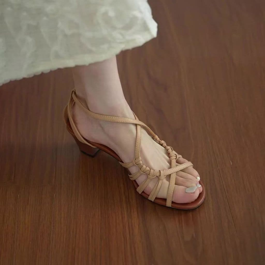 Sandálias femininas de salto baixo estilo Bosque, confortáveis para usar no verão.