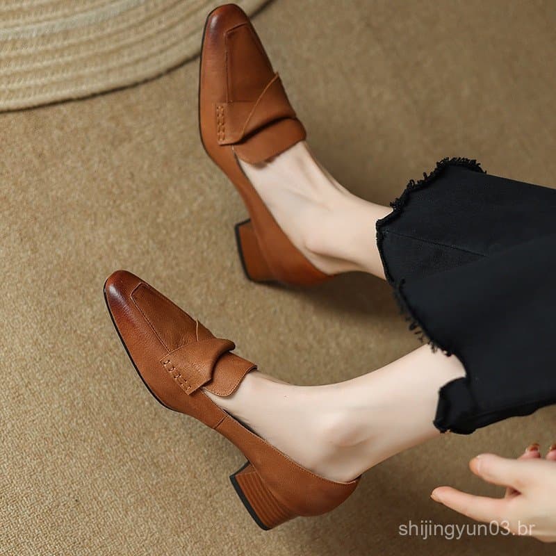 Sapatos Femininos Únicos em Marrom Francês, Bico Fino, Salto Grosso, Baixo Médio, Couro, Elegantes, Salto Baixo CNKC