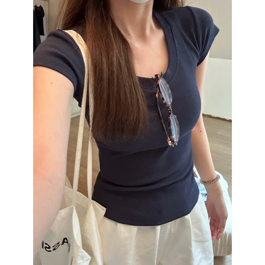 Top feminino de verão com decote em U, canelado, de corte justo e manga curta, camiseta modeladora para usar em camadas.