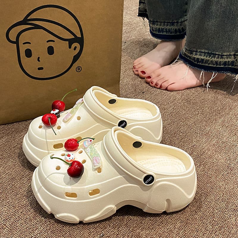 Cereja buraco sapatos femininos verão exterior Wear 2026 Super quente sola grossa aumentada Anti-deslizamento sapatos de