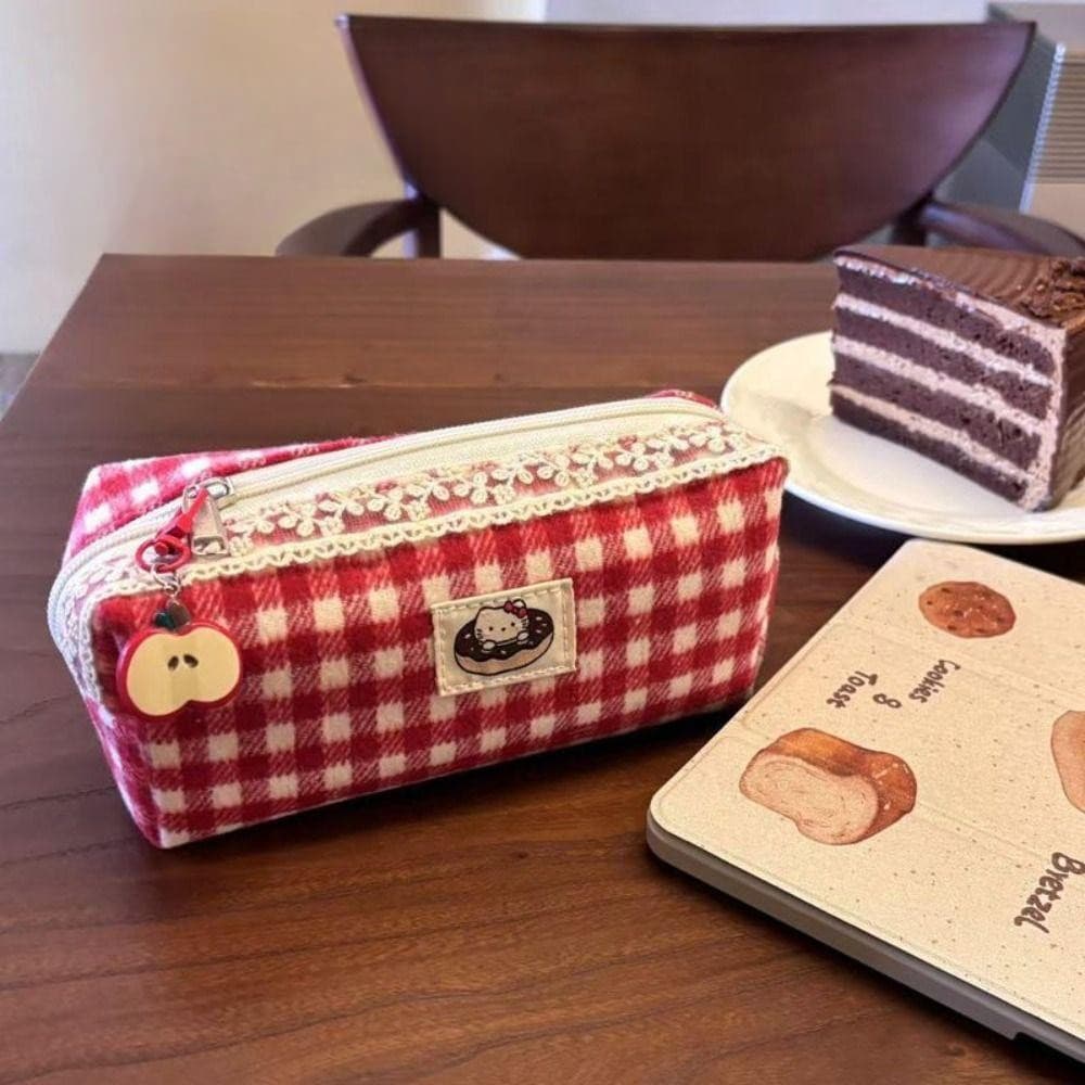 Estojo de Lápis Xadrez Vermelho Hello Kitty com Grande Capacidade e Pendente de Desenho Animado