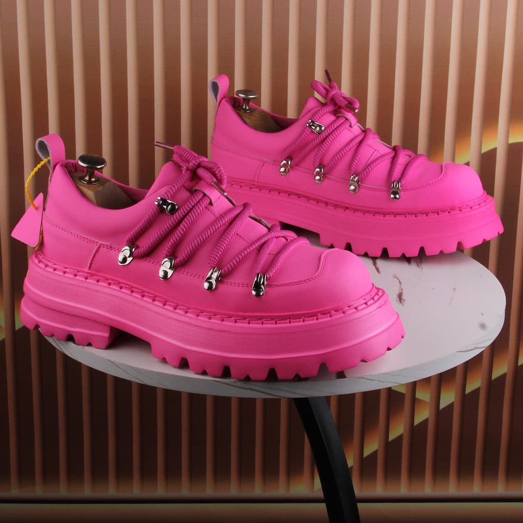 Masculino 2026 novo estilo verão respirável tênis rendas de sola grossa aumentando sapatos masculinos tendência da moda