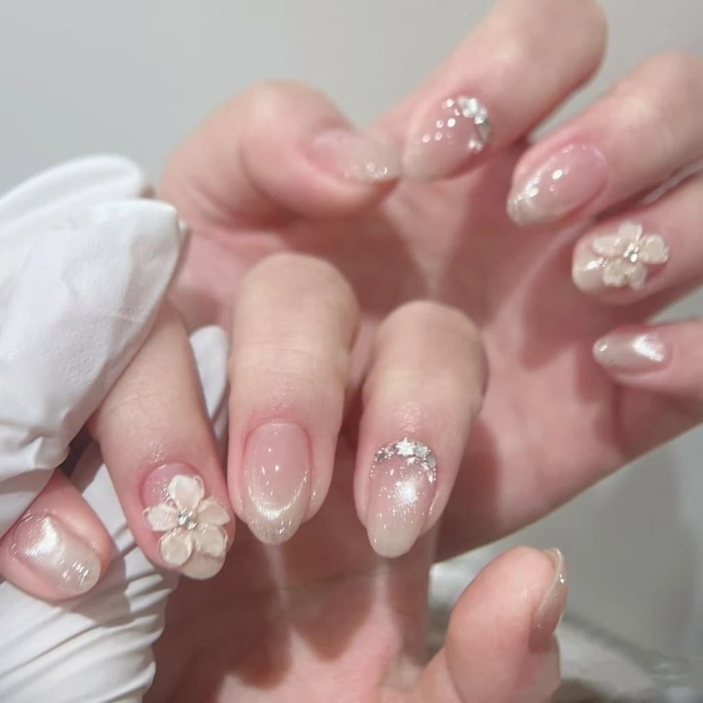Atmosfera de verão, manicure artesanal em estilo francês, unhas postiças com um visual puro e desejável, com pérolas em