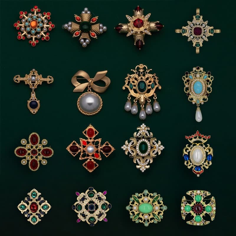 Broche Vintage Barroco Dourado com Cristal e Pérola, Broche Geométrico Retangular Oco com Pedras Preciosas, Acessório Fe