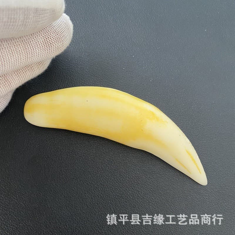 T Tel: coleção antiga resina imitação de dente de tigre pingente filme adereços de televisão dentes de animais joias Wen
