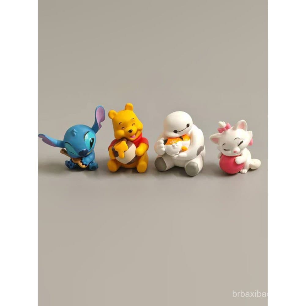 4 novos brinquedos gashapon fofos: figuras que abraçam-se firmemente, como Stitch, Winnie the Pooh e Baymax.