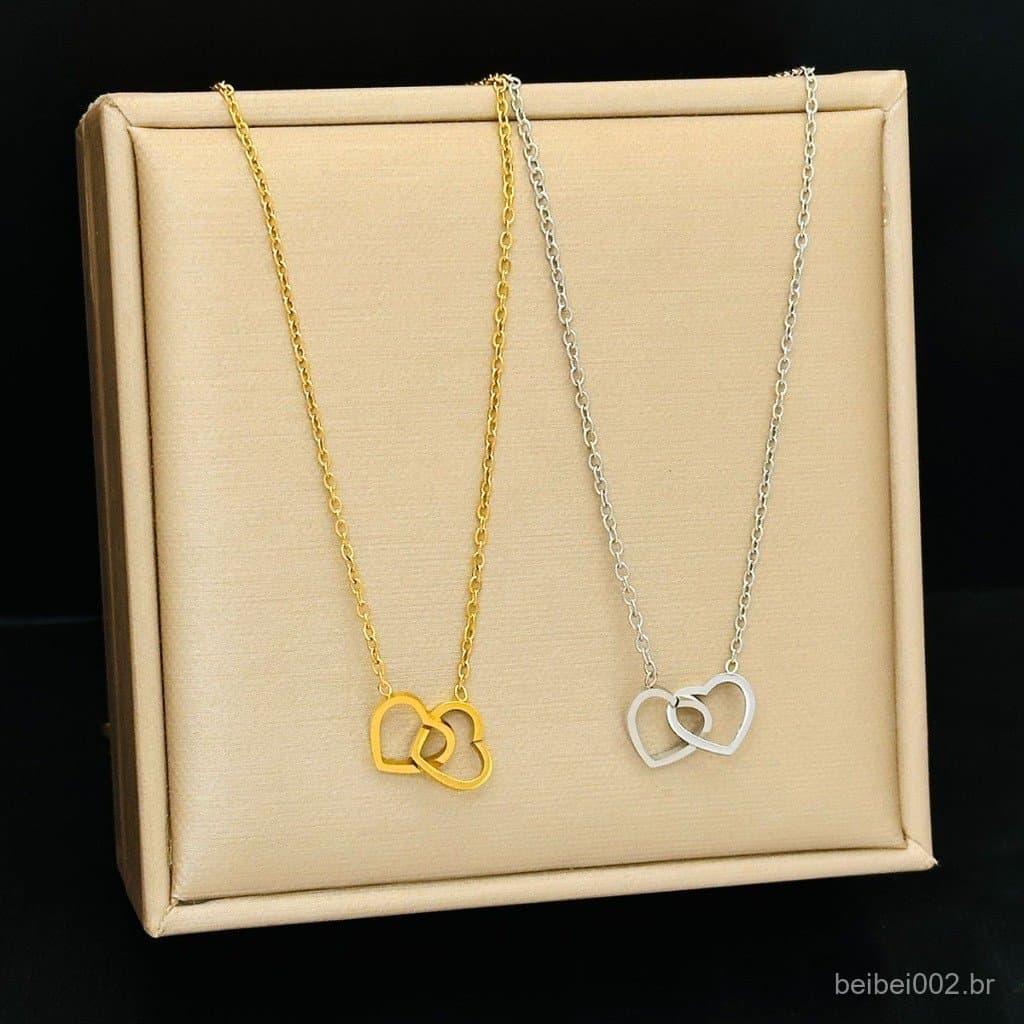 Colar minimalista com fivela dupla em aço titânio 18K, versátil e que não desbota