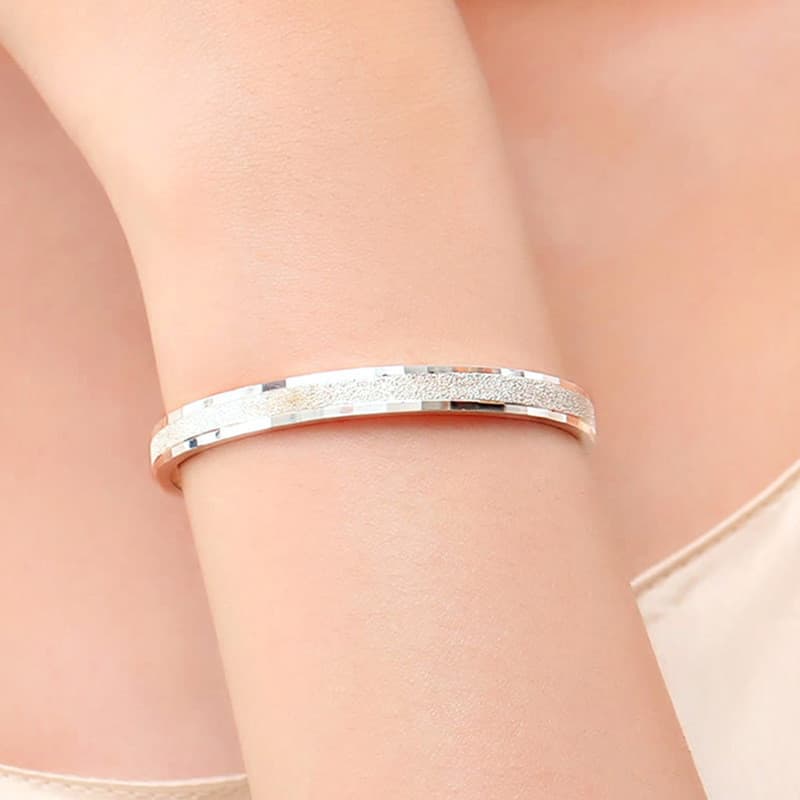 Pulseira quadrada, design gravado, acabamento fosco, elegante, simples, luxo discreto.   FRTR
