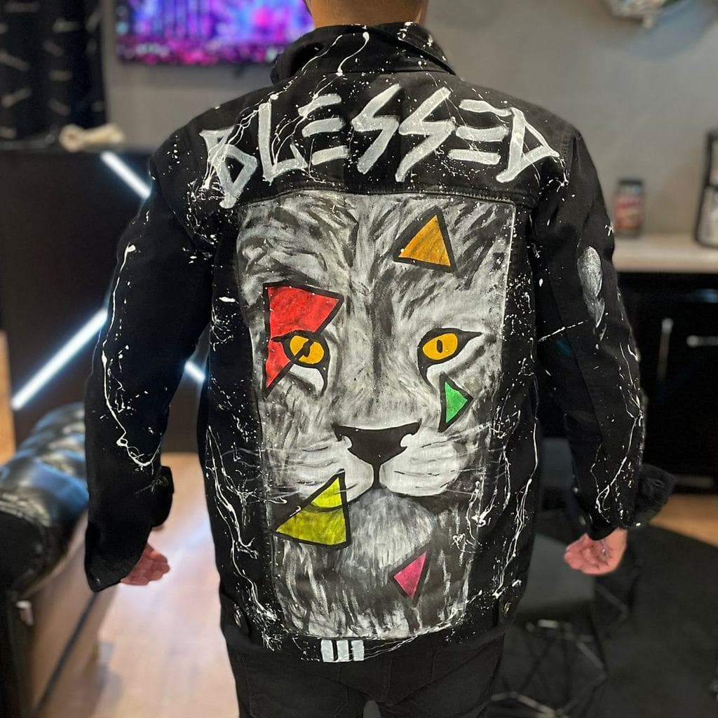 Jaqueta Jeans Customizada Leão Preta - Personalizada a Mão