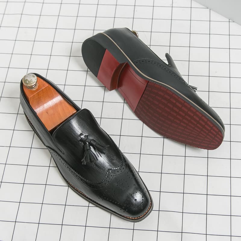 Homens sapatos de couro de sola vermelha estilo britânico Brogue apontou sapatos masculinos negócios Formal Wear Derby s
