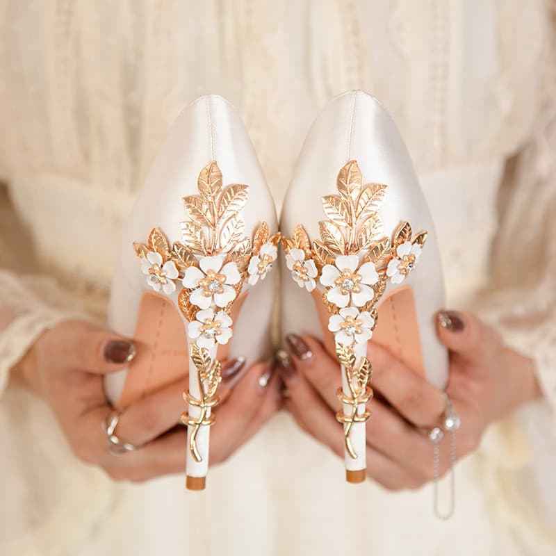 Sapatos de salto alto femininos, de cetim com bordados, adequados para casamentos e festas elegantes.