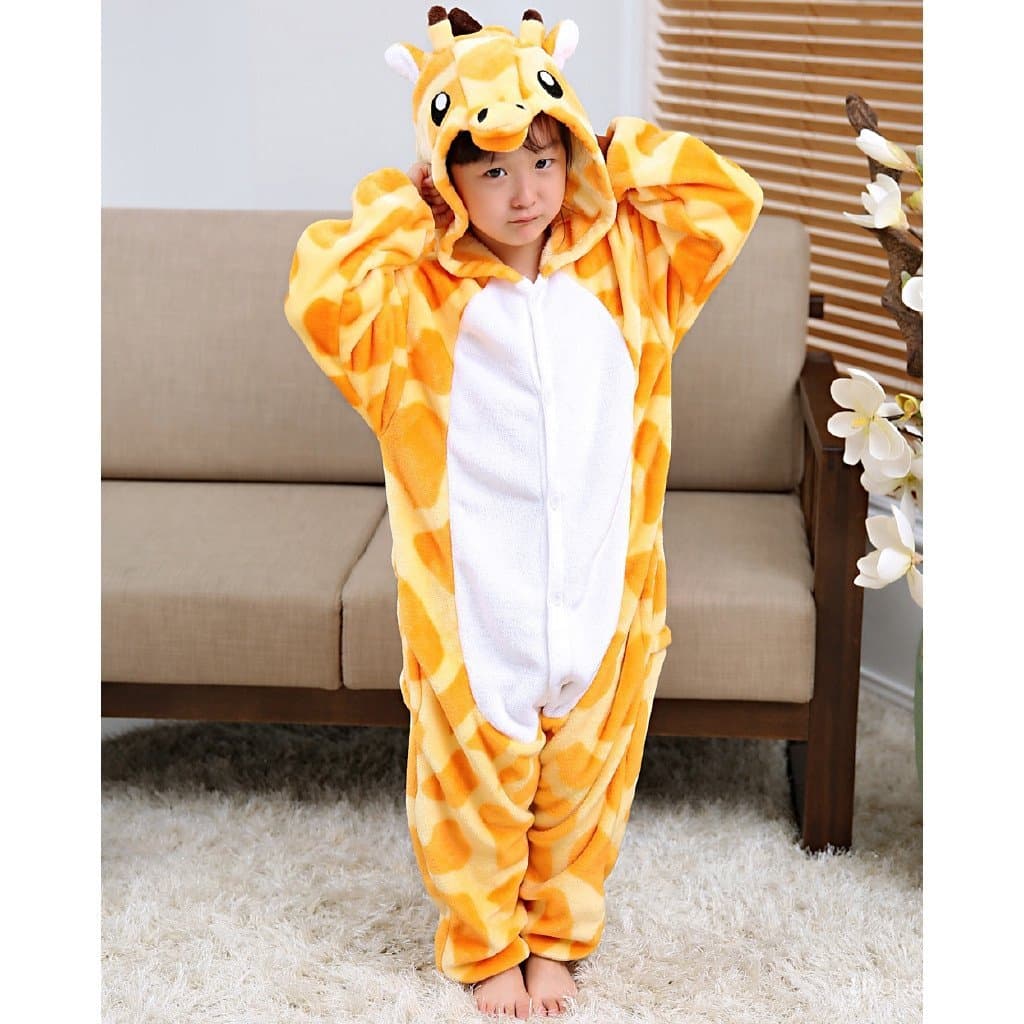 Pijama infantil de pelúcia de manga comprida com estampa de girafa.
