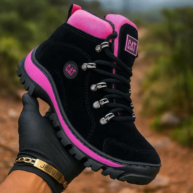 Bota CAT Feminina | Couro Camurça | Confortável e Estilosa para Inverno e Trilha