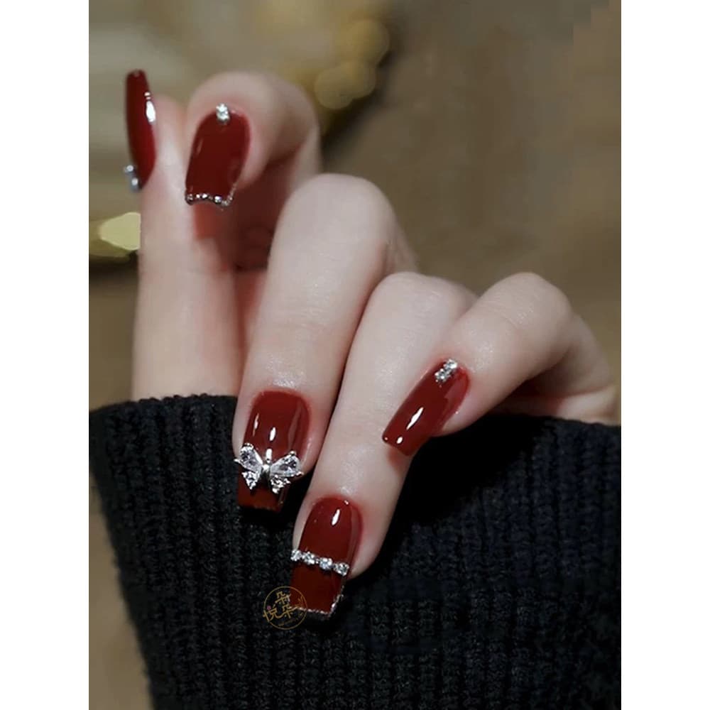 Usando unhas elegantes de comprimento médio ano novo chinês vinho borboleta vermelha diamante simples requintado rico fi