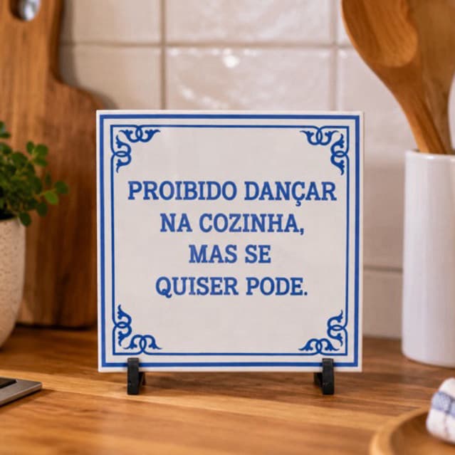 Azulejo 15x15cm Decorativo com Suporte | Frase “Proibido Dançar na Cozinha” – Estilo Português Criativo