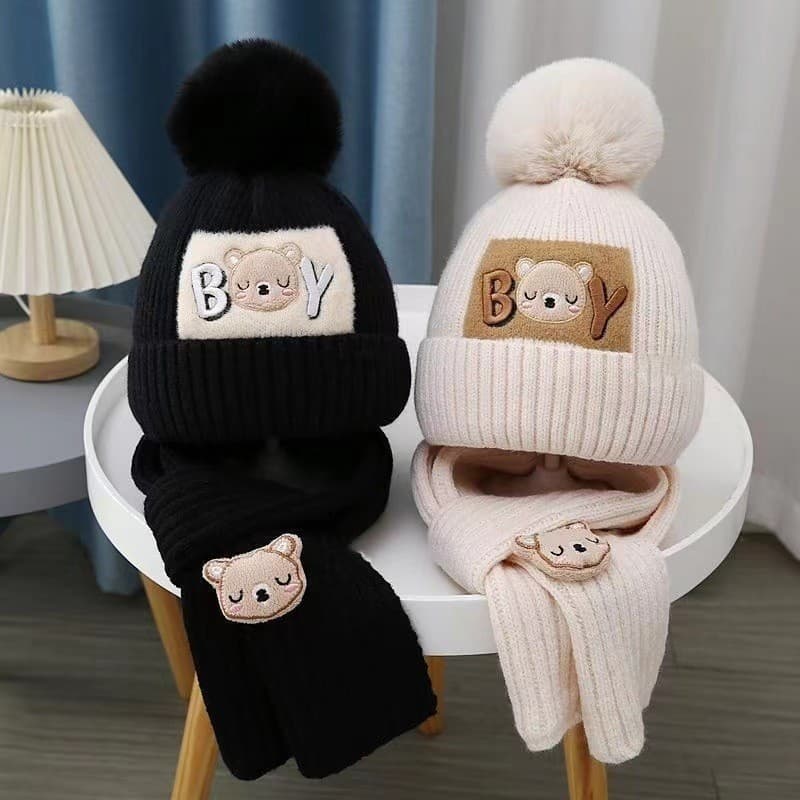 Conjunto infantil de duas peças em tricô com bordado de urso, gorro e cachecol de lã quente para bebês com grande pompom
