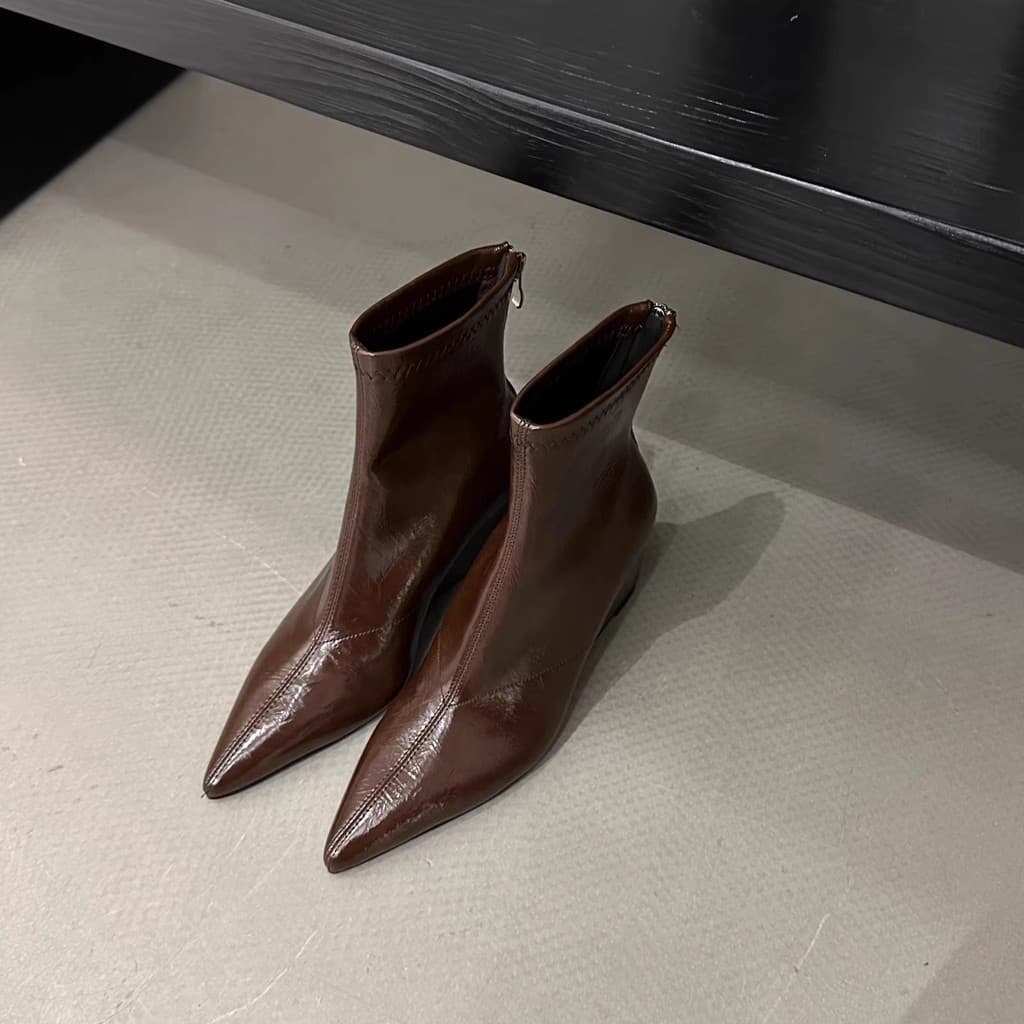 Botas de cano curto femininas com salto anabela e bico fino, cor marrom, com zíper traseiro, salto alto e design elegant