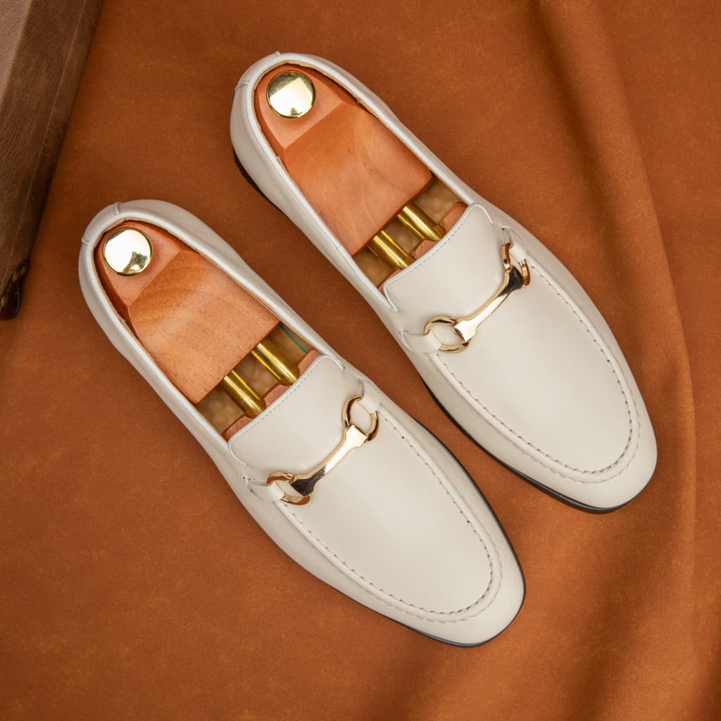 Sapatos masculinos bege estilo britânico simples sapatos de couro masculino um Pedal All-Match moda mocassins versão cor