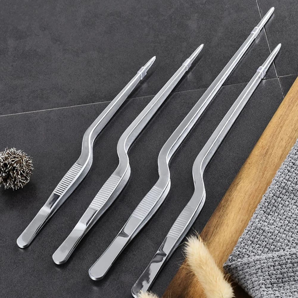 1 utensílio de cozinha, pinça para churrasco, usada para cozinhar carne, feita de aço inoxidável.
