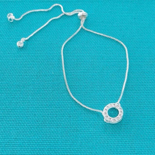 Pulseira regulável círculo cravejado banhada à prata 925