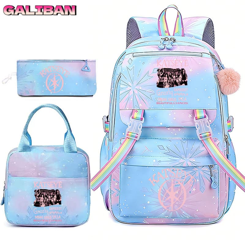 Novo conjunto de três peças da KATSEYE com tema de ídolos do K-pop e design de céu estrelado em degradê, incluindo estoj
