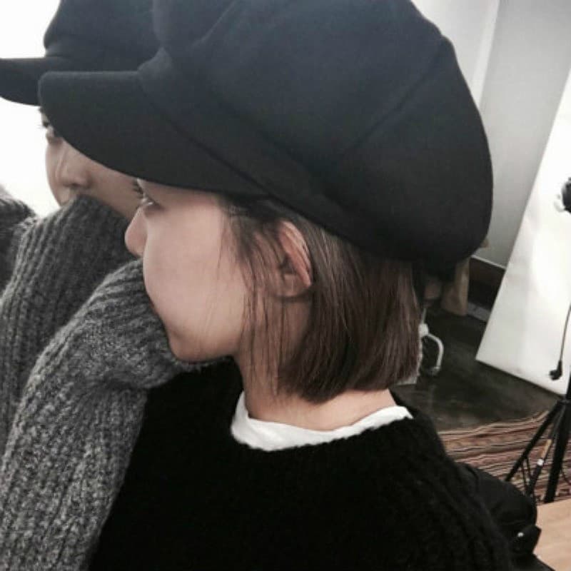 Influenciador mostrando rosto pequeno chapéu octogonal feminino inverno na moda britânico grande circunferência da cabeç