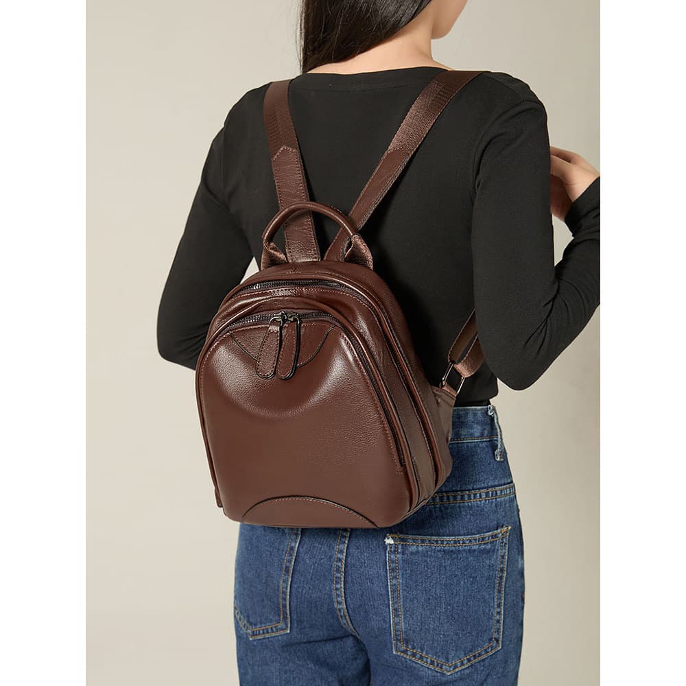 Couro genuíno pequena mochila feminina 2026 novo estilo moda All-Match senhoras mochila de viagem leve Commuter primeira