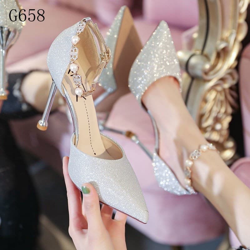 Salto Alto Prateado, Design Único, Novo Stiletto 2026, Estilo Deusa, Popular Sandália Vermelha de Verão A6339