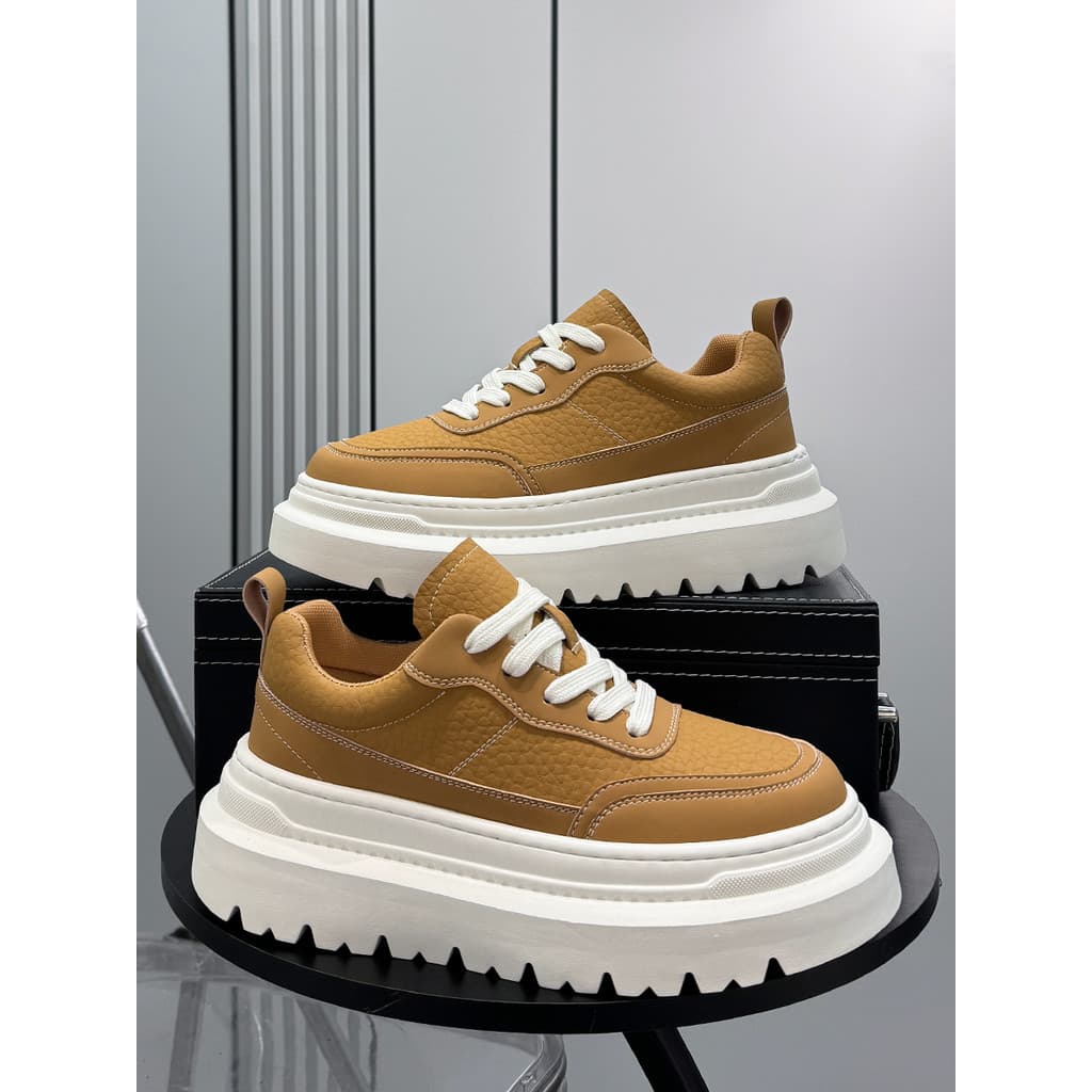 Sapatos brancos de sola grossa masculino 2026 primavera novo estilo Super quente sapatos masculinos tênis brancos aument