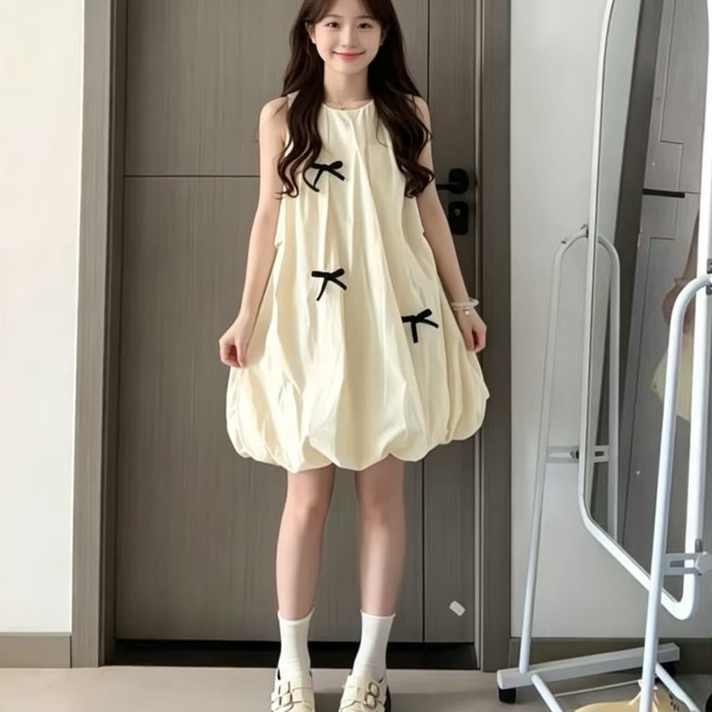 Vestido pequeno doce sem mangas com laço solto e mais fino
