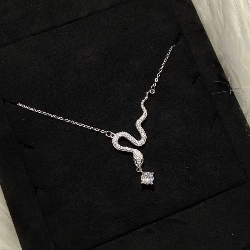 Colar de cobra feminino luz luxo nicho Design clavícula corrente 2025 novo estilo venda quente High-end colar acessórios