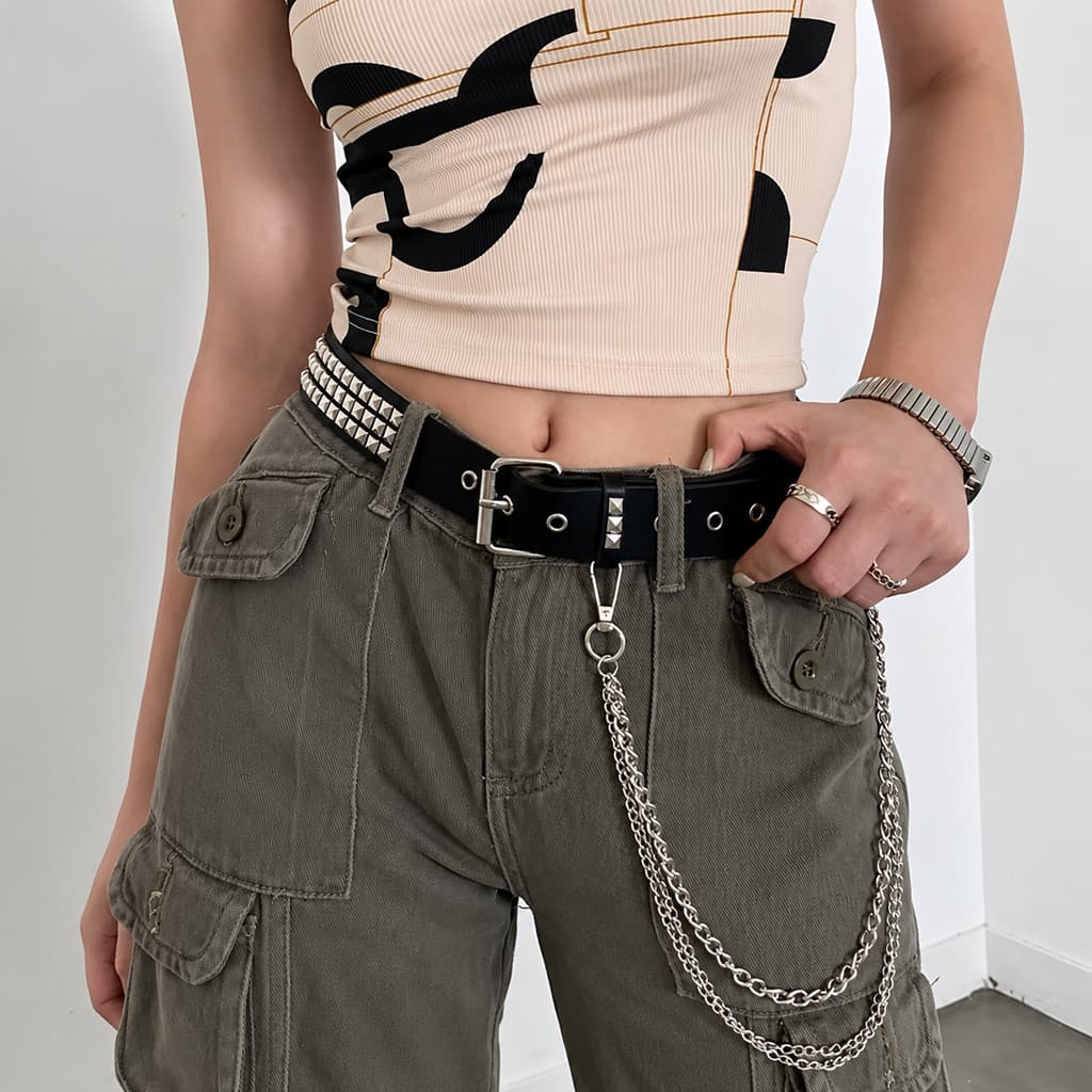 Cinto Feminino Preto com Tachas Quadradas em PU Fivela de Pino 118cm Largura 4cm