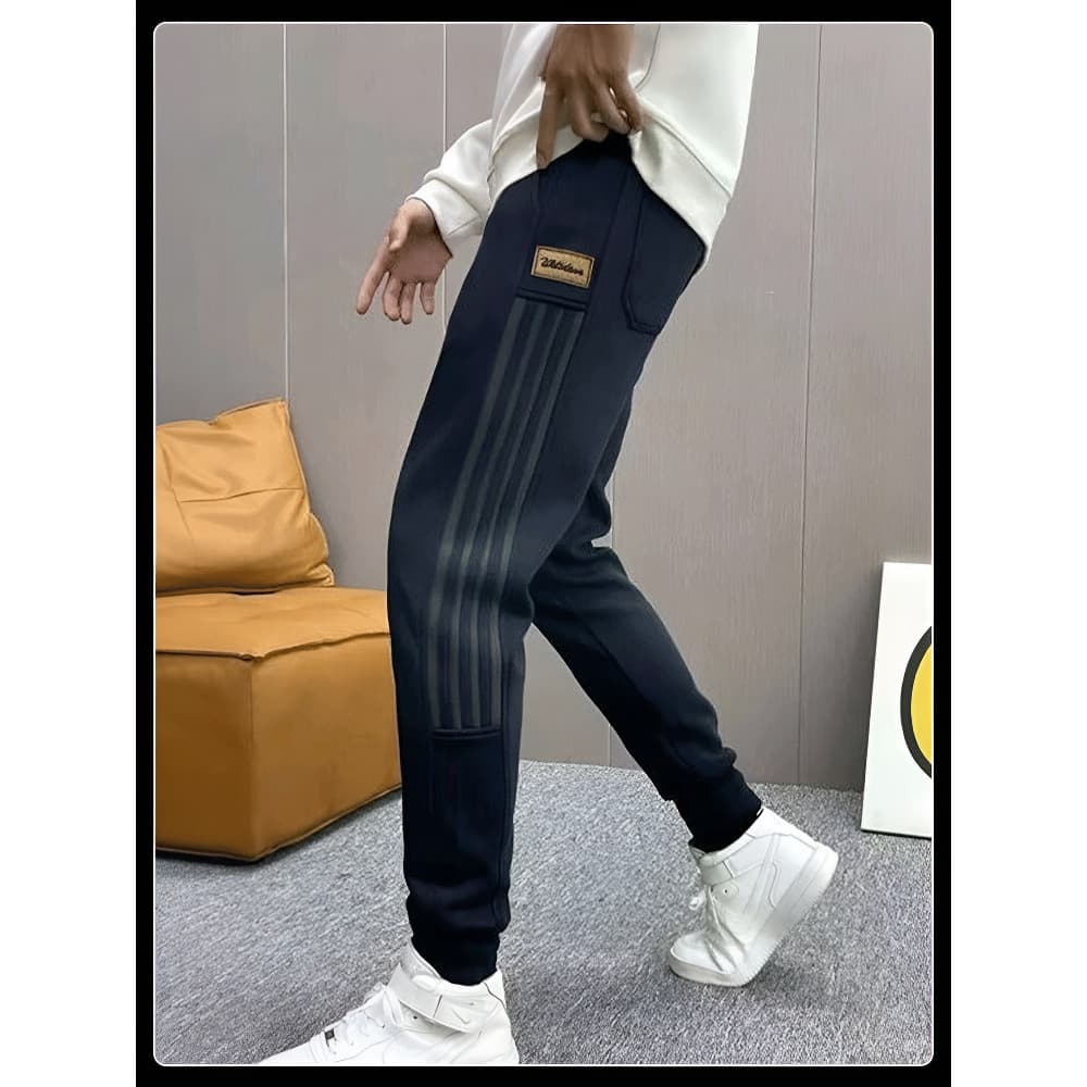 Calça de moletom casual, forrada com lã, modelagem slim, alta elasticidade e com letras bordadas.