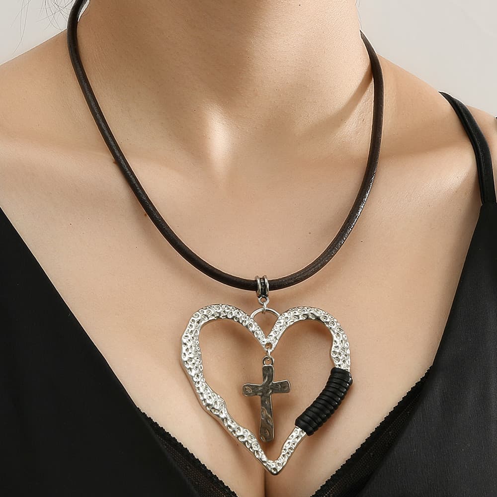 Europeu americano Retro amor cruz pingente colar de couro único moda luz luxo longo camisola corrente jóias