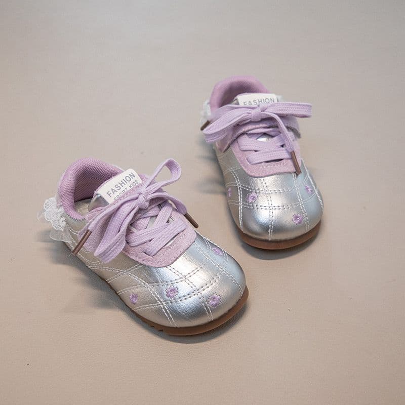 Meninas sapatos esportivos 2026 primavera novo estilo flores de sola macia tênis de treinamento alemão sapatos brancos c
