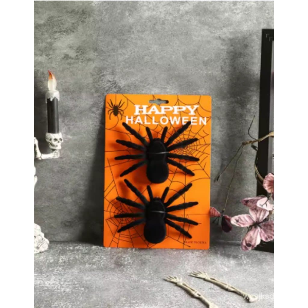 O conjunto inclui 2 aranhas artificiais de veludo plástico, para decoração de festa de Halloween, pretas.