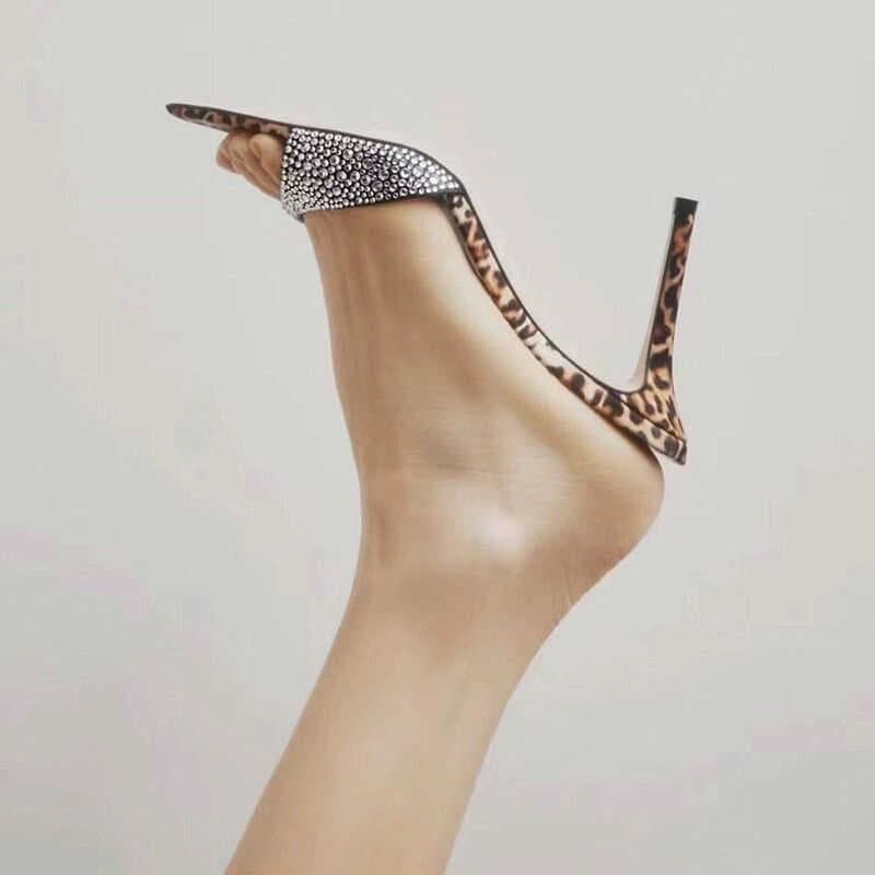 Sandálias femininas 2024 novo estilo dedo do pé apontado leopardo impressão strass salto alto Stiletto Flip-Flops sandál