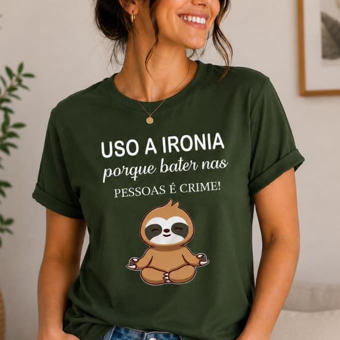 Camiseta Feminina Uso a Ironia Porque Bater nas Pessoas é Crime 100% Algodão Estampa Divertida Bicho-Preguiça