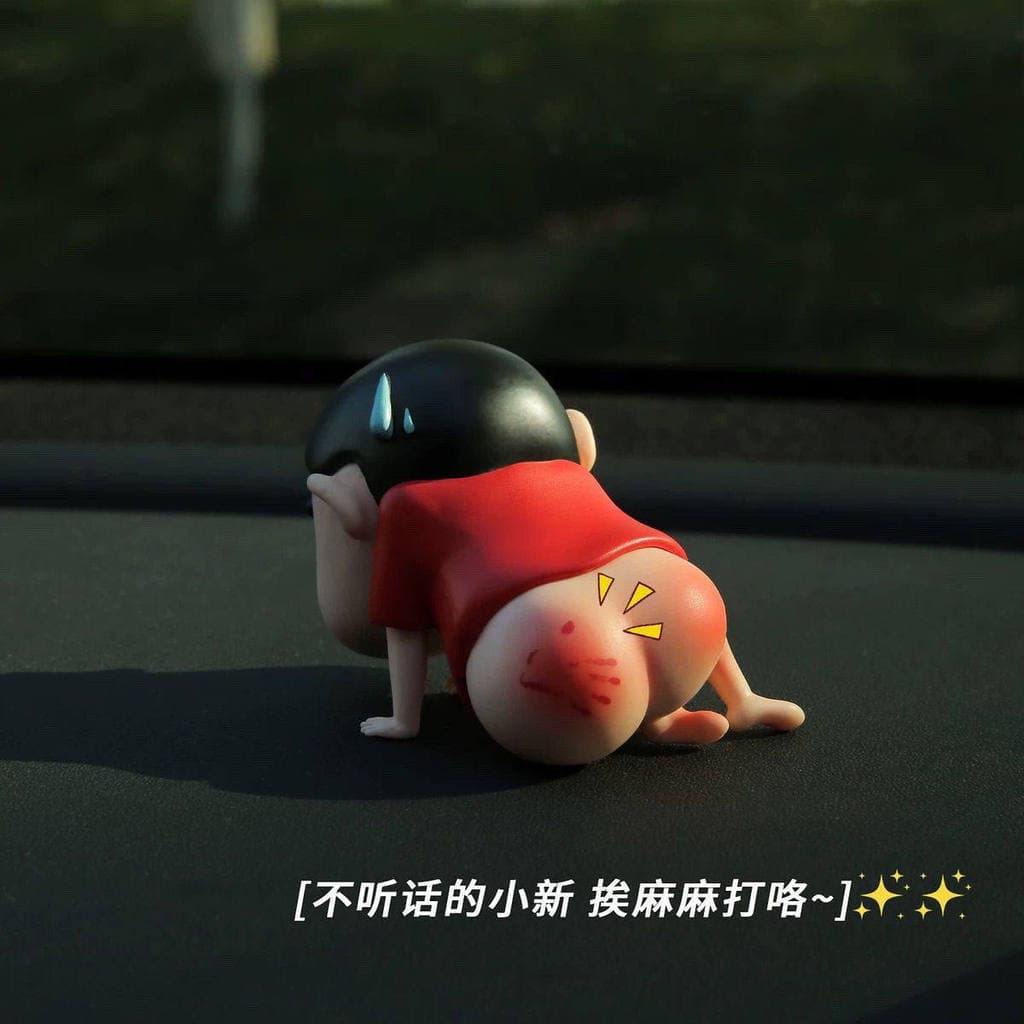Crayon Shin-Chan Beat Red Emo Boneca Figura Bonito Engraçado Anime Criativo Chassi de Carro Decoração de Mesa