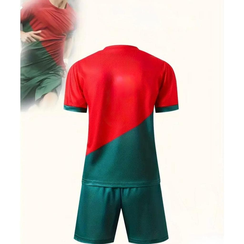 Oferta Kit Conjunto Infantil nº7 Titular 2026 POR7UGAL Vermelho c/ Verde camisa e short com Escudo