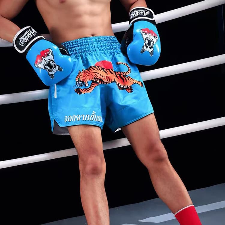 Calções de Muay Thai com padrão de tigre e bolsos laterais.