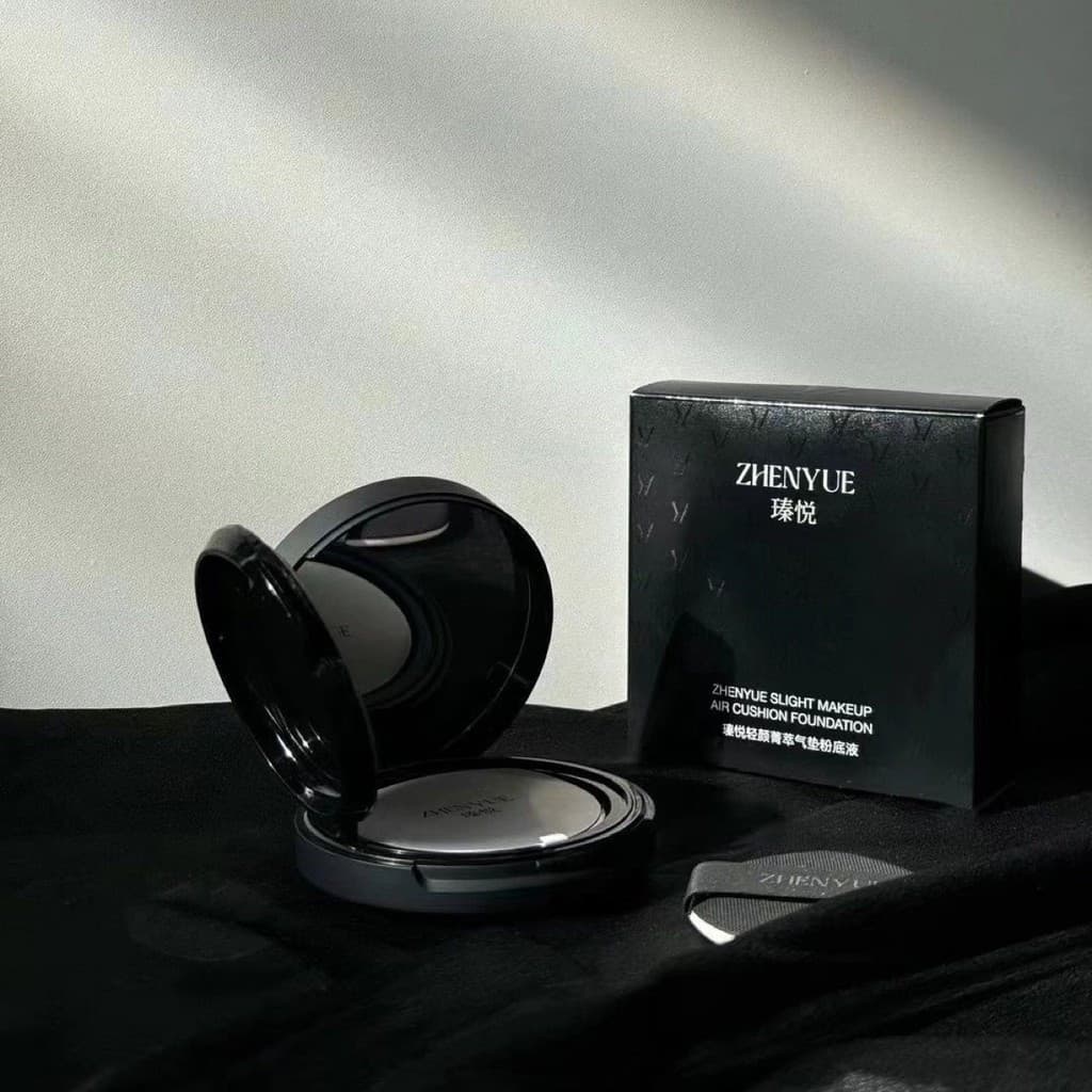 A Base em Cushion Zhen Yue Brightening Essence é de longa duração e não borra, oferecendo múltiplos benefícios, como nut
